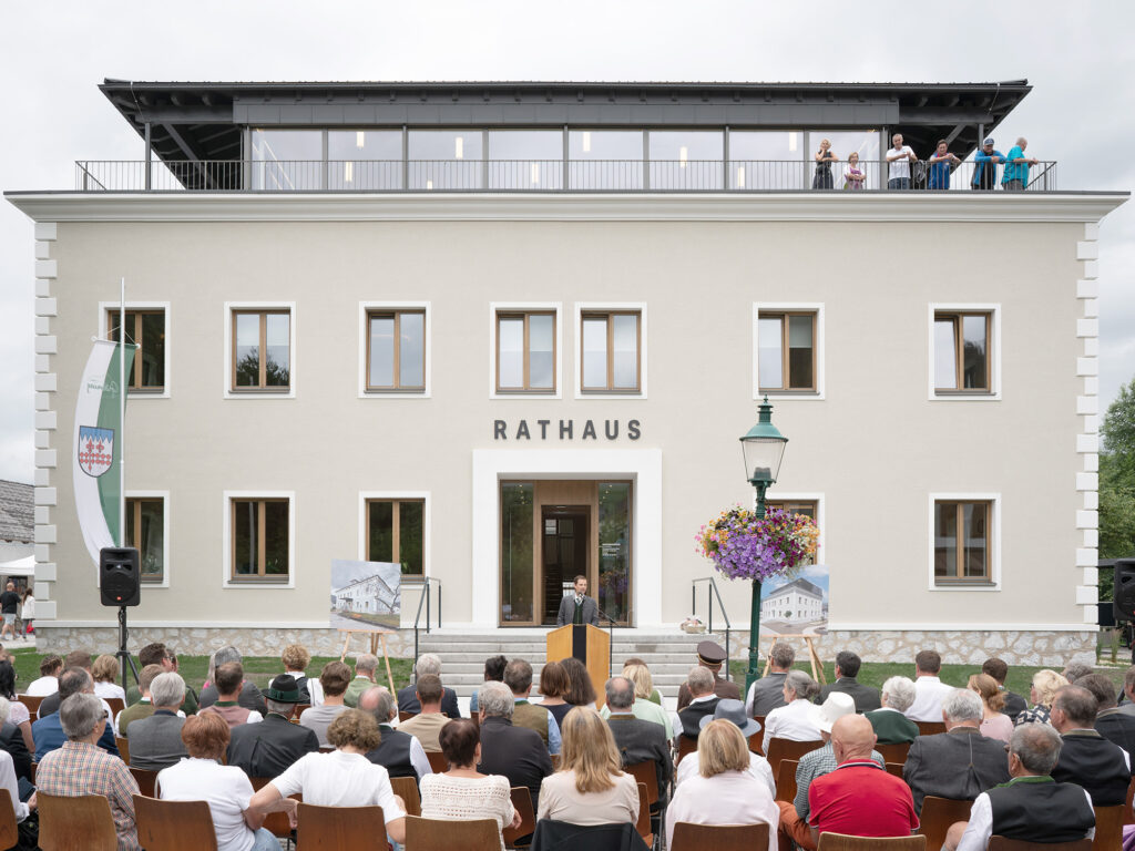 Bürgermeister Thomas Reingruber hält eine Rede zur Wiedereröffnung des Rathauses in Gröbming.