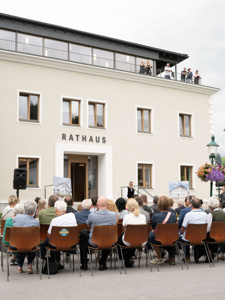 Architekt DI Gerhard Kreiner hält eine Rede bei der Wiedereröffnung.